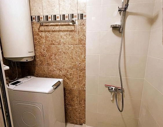 Izdavanje: sprat kuće 70 m² sa 3 spavaće sobe i parkingom – Šušanj, Bar