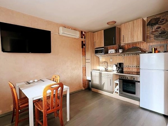 Izdavanje: sprat kuće 70 m² sa 3 spavaće sobe i parkingom – Šušanj, Bar