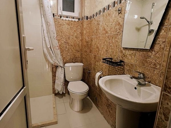 Izdavanje: sprat kuće 70 m² sa 3 spavaće sobe i parkingom – Šušanj, Bar