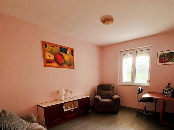 Izdavanje: sprat kuće 70 m² sa 3 spavaće sobe i parkingom – Šušanj, Bar