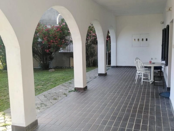 Kuća 480 m² sa pogledom na more i mogućnošću proširenja – Petrovac, Budva