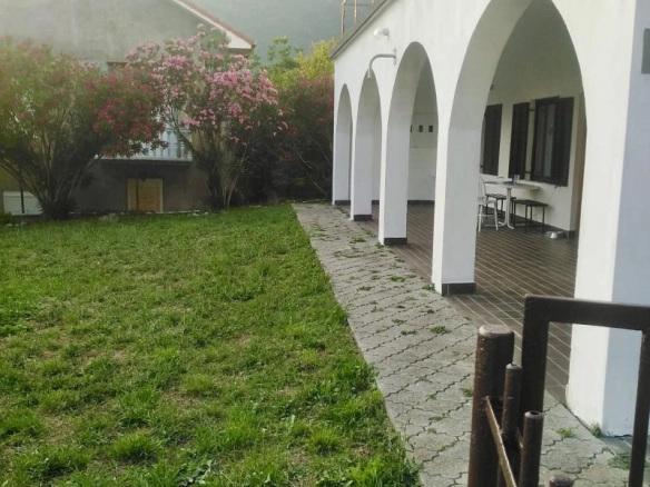 Kuća 480 m² sa pogledom na more i mogućnošću proširenja – Petrovac, Budva