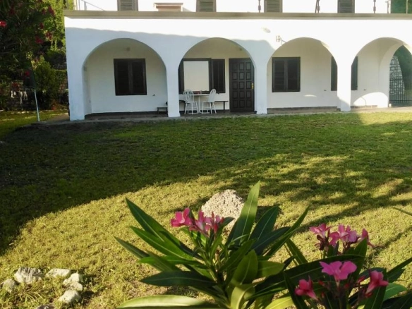 Kuća 480 m² sa pogledom na more i mogućnošću proširenja – Petrovac, Budva