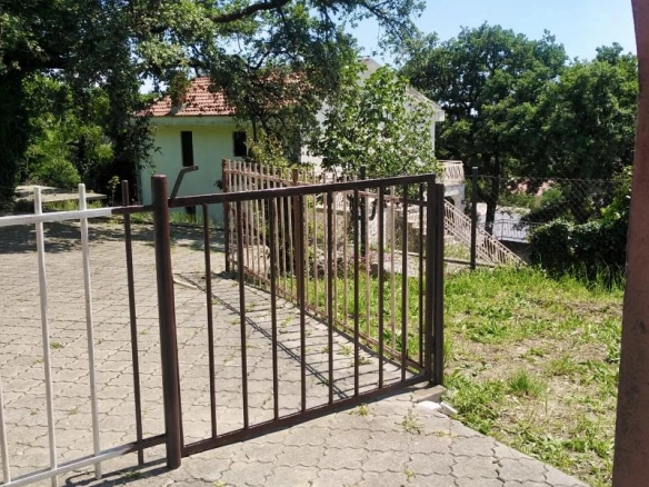 Kuća 480 m² sa pogledom na more i mogućnošću proširenja – Petrovac, Budva