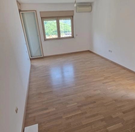 Dvosoban stan 105 m² u kompleksu sa bazenom i pogledom na more – Bečići, Budva
