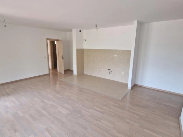 Dvosoban stan 105 m² u kompleksu sa bazenom i pogledom na more – Bečići, Budva