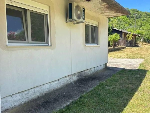 Polovina kuće 47 m² sa dvorištem i voćnjakom – Sutomore, Bar