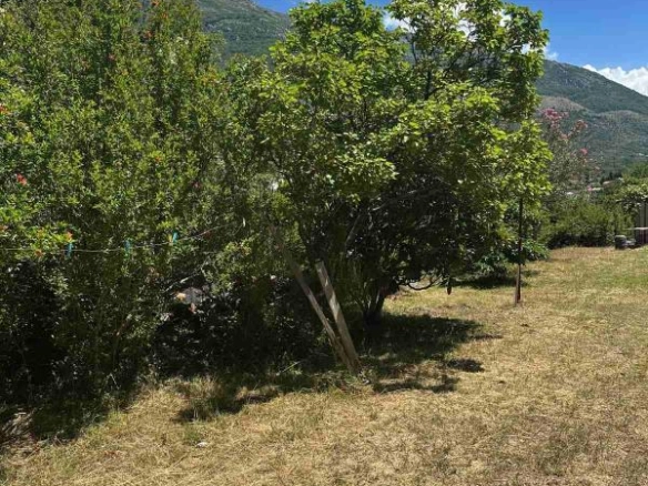 Polovina kuće 47 m² sa dvorištem i voćnjakom – Sutomore, Bar
