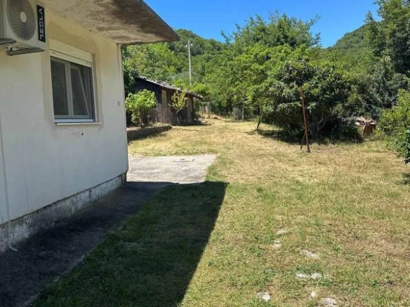 Polovina kuće 47 m² sa dvorištem i voćnjakom – Sutomore, Bar