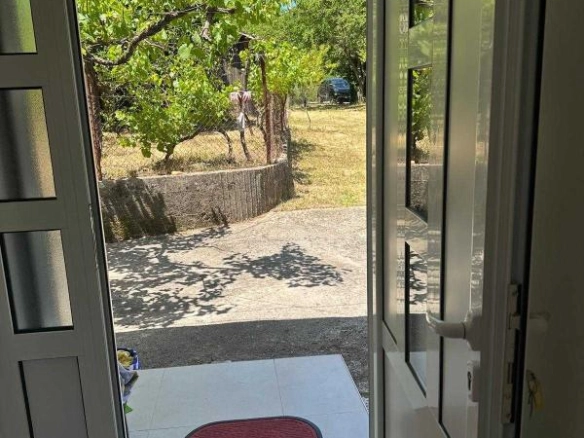 Polovina kuće 47 m² sa dvorištem i voćnjakom – Sutomore, Bar
