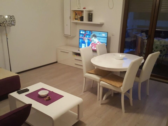 Izdavanje: Jednosoban stan 45 m² sa terasom u centru – Budva