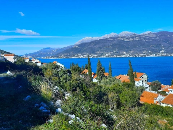 Plac 480 m² urbanizovan, sa temeljem od 56 m² – Krašići, Tivat
