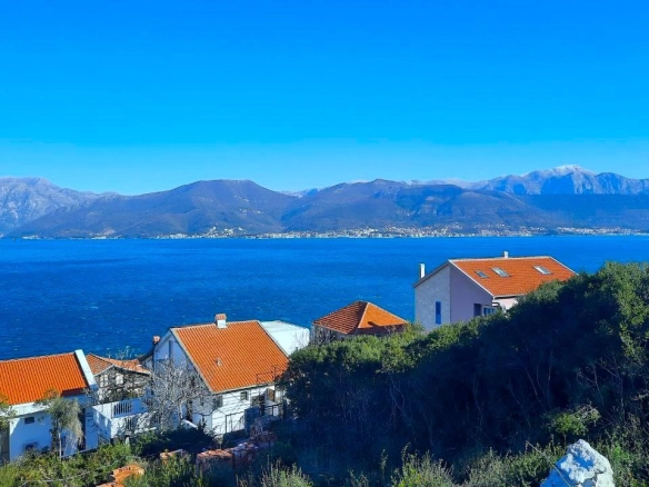 Plac 480 m² urbanizovan, sa temeljem od 56 m² – Krašići, Tivat