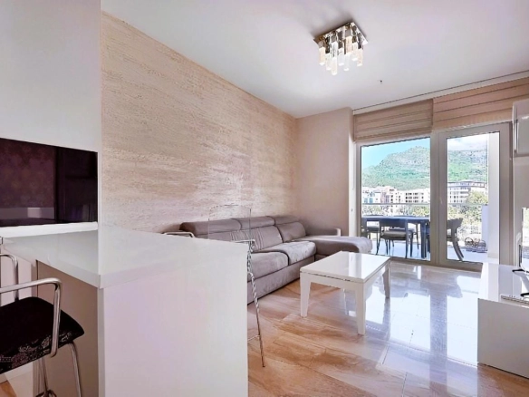 Jednosoban stan 63 m² sa prostranom terasom u centru – Budva