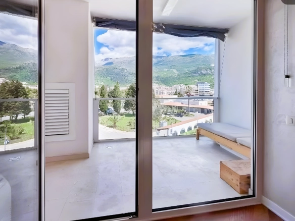 Jednosoban stan 63 m² sa prostranom terasom u centru – Budva