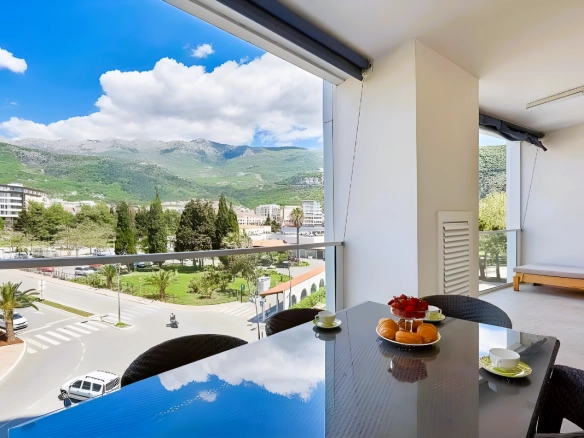 Jednosoban stan 63 m² sa prostranom terasom u centru – Budva