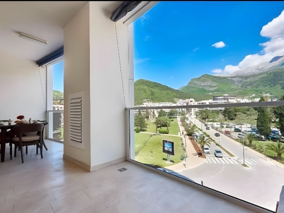Jednosoban stan 63 m² sa prostranom terasom u centru – Budva