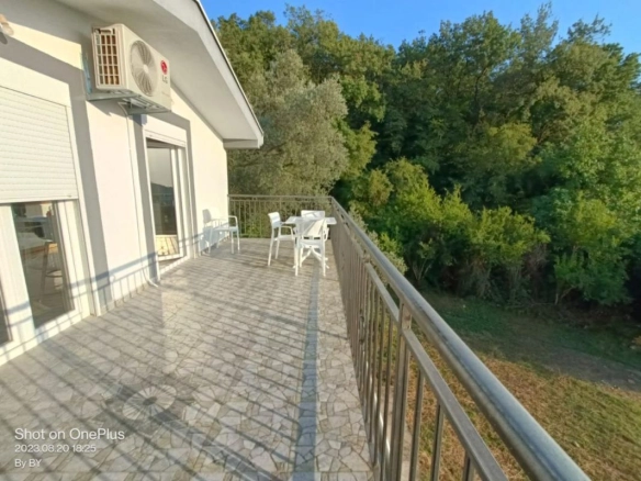 Izdavanje: Kuća 182 m² sa dva odvojena ulaza – Dobra Voda, Bar