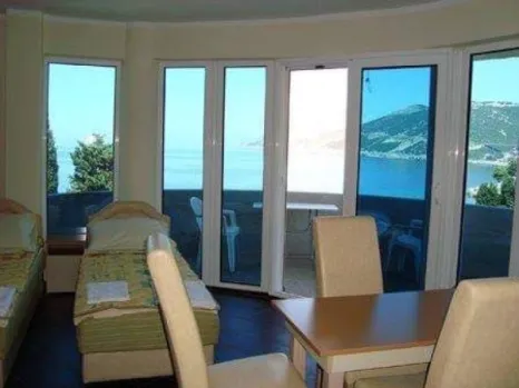 Hotel 2500 m² na 100 m od mora – Dobra Voda, Bar