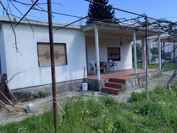 Kuća 100 m² na urbanizovanom placu od 4747 m² – Polje, Bar