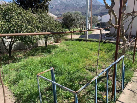 Kuća 100 m² na urbanizovanom placu od 4747 m² – Polje, Bar