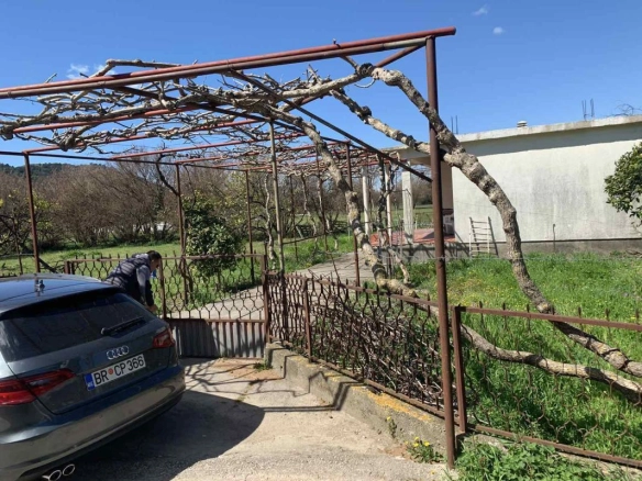 Kuća 100 m² na urbanizovanom placu od 4747 m² – Polje, Bar