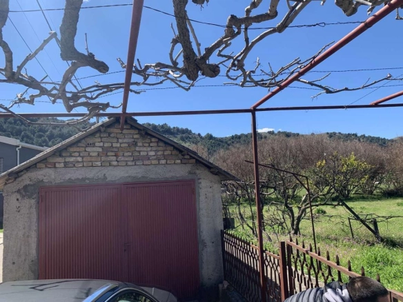 Kuća 100 m² na urbanizovanom placu od 4747 m² – Polje, Bar
