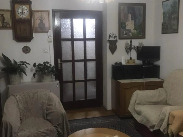 Trosoban stan 90 m² na trećem spratu bez lifta – Bar