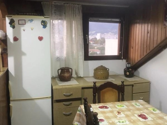 Trosoban stan 90 m² na trećem spratu bez lifta – Bar