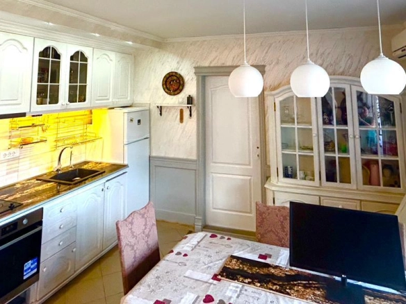 Izdavanje: Trosoban stan 85 m² sa pogledom na more – Babin Do, Budva