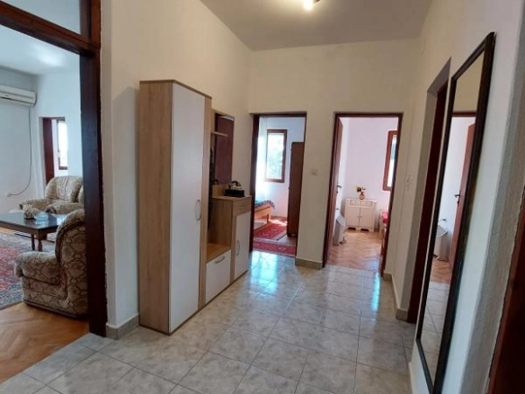 Izdavanje: Trosoban stan 91 m² sa terasom i pogledom na more – Šušanj, Bar