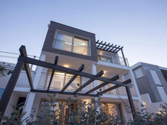Kuća 350 m² na obali zaliva sa direktnim izlazom na more – Krašići, Tivat
