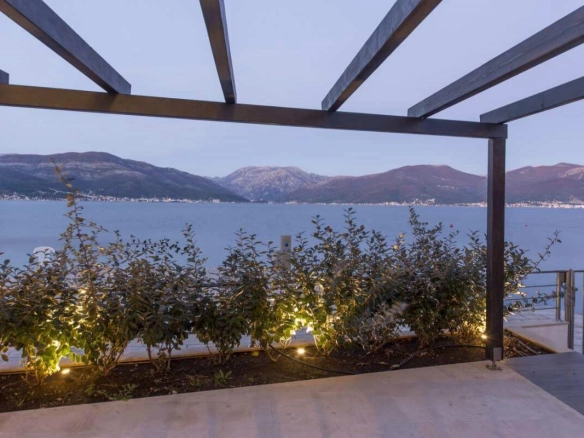 Kuća 350 m² na obali zaliva sa direktnim izlazom na more – Krašići, Tivat