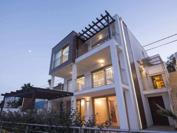 Kuća 350 m² na obali zaliva sa direktnim izlazom na more – Krašići, Tivat