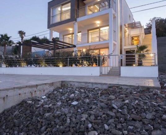Kuća 350 m² na obali zaliva sa direktnim izlazom na more – Krašići, Tivat