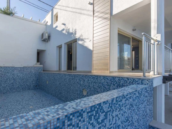 Kuća 350 m² na obali zaliva sa direktnim izlazom na more – Krašići, Tivat