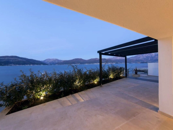 Kuća 350 m² na obali zaliva sa direktnim izlazom na more – Krašići, Tivat