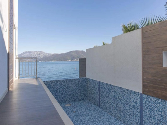 Kuća 350 m² na obali zaliva sa direktnim izlazom na more – Krašići, Tivat
