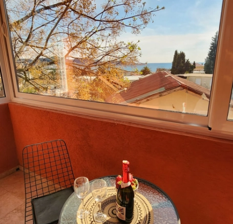Izdavanje: Jednosoban stan 55 m² sa zastakljenom terasom i pogledom na more – Šušanj, Bar