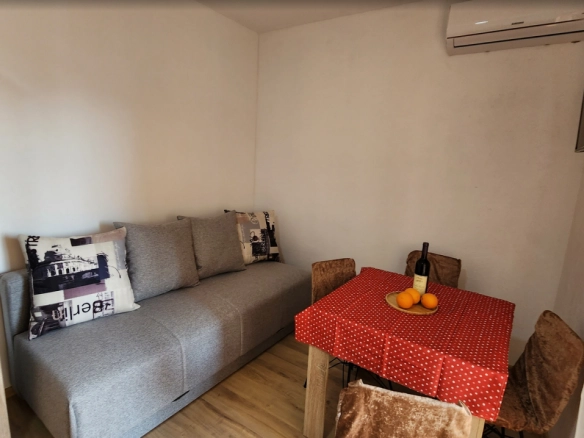 Izdavanje: Jednosoban stan 55 m² sa zastakljenom terasom i pogledom na more – Šušanj, Bar