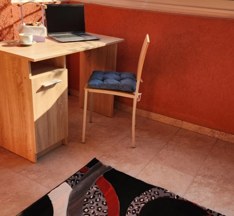 Izdavanje: Jednosoban stan 55 m² sa zastakljenom terasom i pogledom na more – Šušanj, Bar