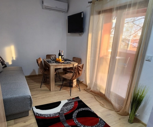 Izdavanje: Jednosoban stan 55 m² sa zastakljenom terasom i pogledom na more – Šušanj, Bar