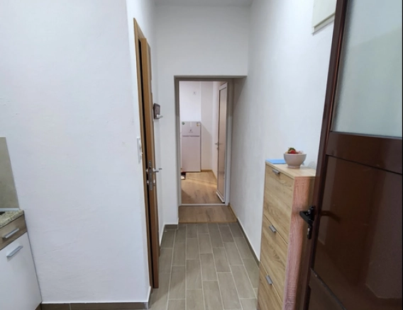 Izdavanje: Jednosoban stan 55 m² sa zastakljenom terasom i pogledom na more – Šušanj, Bar