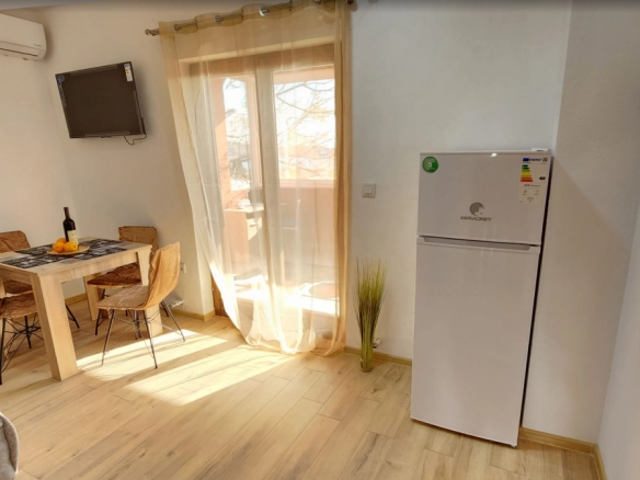 Izdavanje: Jednosoban stan 55 m² sa zastakljenom terasom i pogledom na more – Šušanj, Bar
