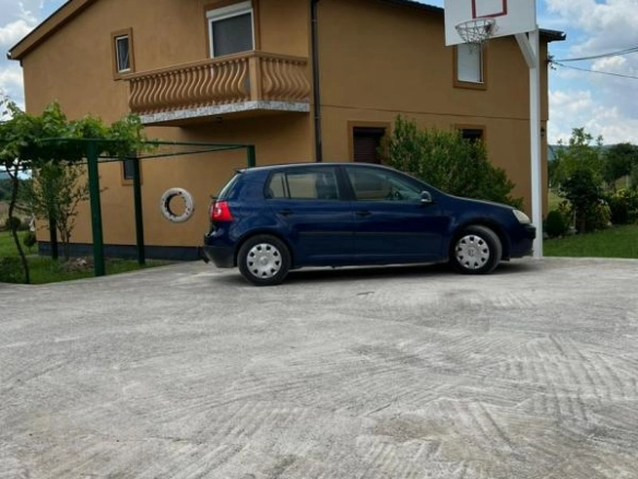 Dvije kuće 200 m² i 90 m² na placu od 5500 m² – Danilovgrad