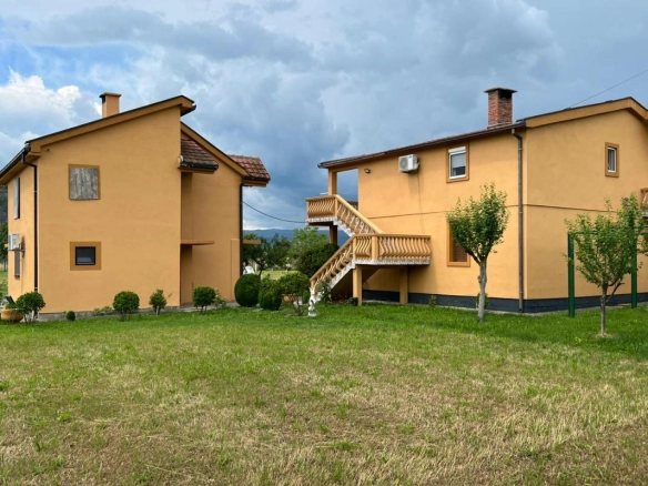 Dvije kuće 200 m² i 90 m² na placu od 5500 m² – Danilovgrad