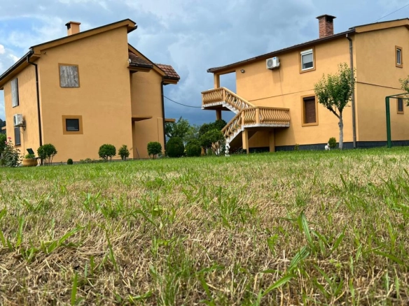 Dvije kuće 200 m² i 90 m² na placu od 5500 m² – Danilovgrad