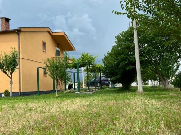 Dvije kuće 200 m² i 90 m² na placu od 5500 m² – Danilovgrad
