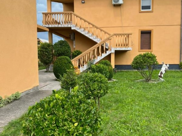 Dvije kuće 200 m² i 90 m² na placu od 5500 m² – Danilovgrad