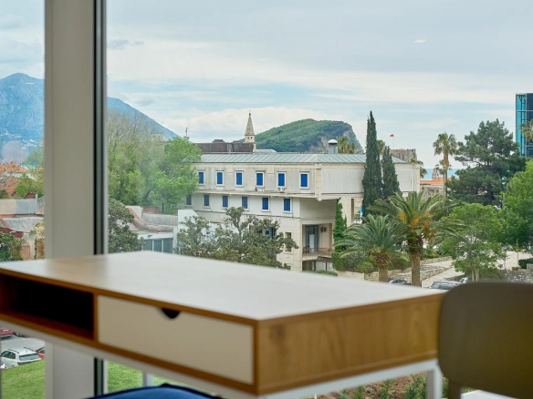 Dvosoban stan 100 m² sa dizajnerskom adaptacijom – centar Budve, Budva